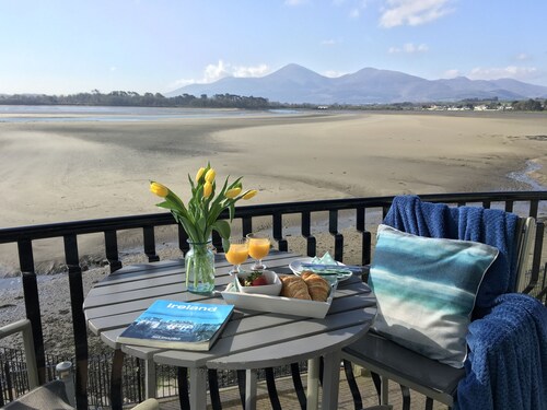 Luxury bright, spacious, stylish apartment with stunning mountain & bay views