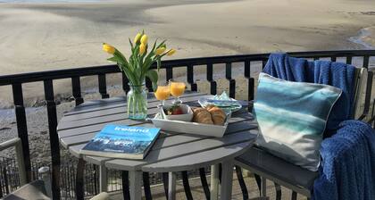 Luxury bright, spacious, stylish apartment with stunning mountain & bay views