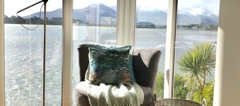 Luxury bright, spacious, stylish apartment with stunning mountain & bay views