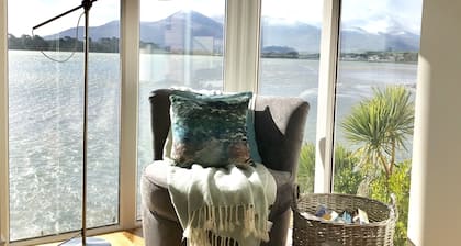 Luxury bright, spacious, stylish apartment with stunning mountain & bay views