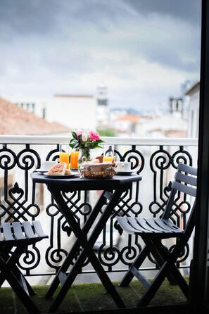 Outdoor dining - Historic center of Ponta Delgada - Balcony and Free Wifi (Ponta Delgada)