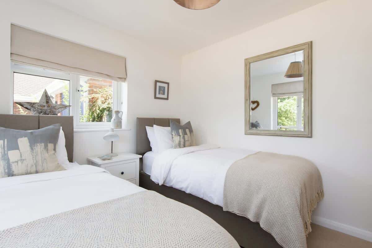 5 chambres, bureau, fer et planche à repasser, lit parapluie