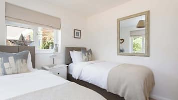 5 chambres, bureau, fer et planche Ă repasser, lit parapluie