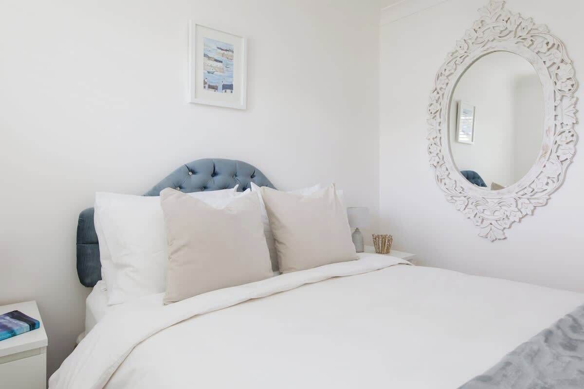 5 chambres, bureau, fer et planche à repasser, lit de bébé portatif