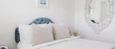 5 chambres, bureau, fer et planche à repasser, lit de bébé portatif