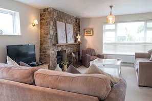 Smart TV, fireplace, video games, DVD player - Cornerstones, Harbour Village House (Chichester)