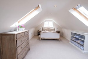 5 bedrooms, iron/ironing board, travel cot, free WiFi - Cornerstones, Harbour Village House (Chichester)