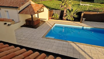 Piscina all'aperto, una piscina riscaldata