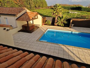 Utendørsbasseng og et oppvarmet basseng