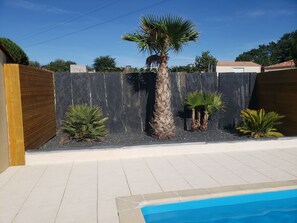 Een buitenzwembad en een verwarmd zwembad