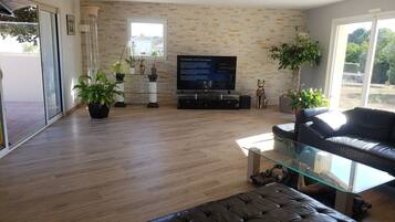 Smart-tv, boeken, een kantoor en een printer