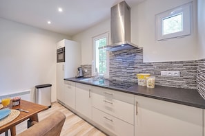 Fridge, oven, stovetop, dishwasher