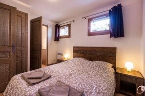 2 bedrooms, iron/ironing board, free WiFi - Luxury 2 bedroom apartment within a chalet, 55m2  in village location Les Coches (La Plagne Tarentaise)