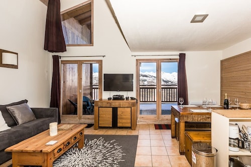 Luxury 2 bedroom apartment within a chalet, 55m2  in village location Les Coches