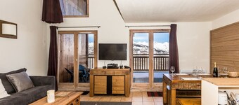 Luxury 2 bedroom apartment within a chalet, 55m2  in village location Les Coches