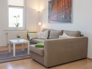 Smart TV, DVD player, livros