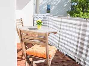 Outdoor dining - 2 rooms apartment, kitchen, bathroom, balcony, HD TV, WiFi, parking - near zoo, fair (Leipzig)