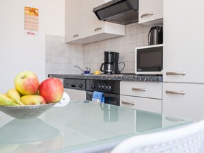 Fridge, microwave, oven, stovetop - 2 rooms apartment, kitchen, bathroom, balcony, HD TV, WiFi, parking - near zoo, fair (Leipzig)