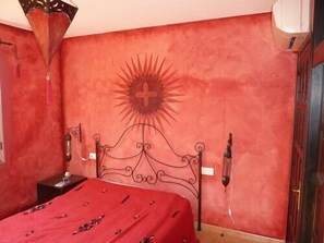 3 bedrooms, travel cot, free WiFi, bed sheets