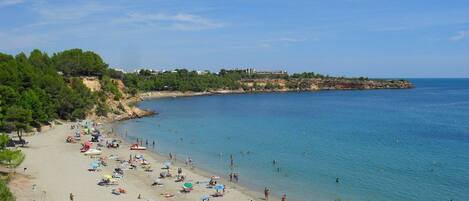 Una spiaggia nelle vicinanze