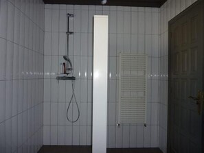 Regadera, secadora de cabello, toallas, jabón 