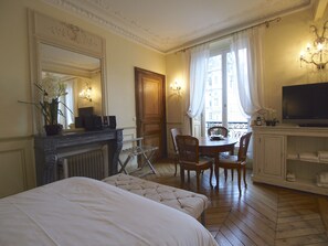1 bedroom, in-room safe, iron/ironing board, free WiFi