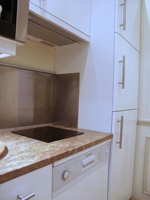 Jääkaappi, mikroaaltouuni, uuni, liesi