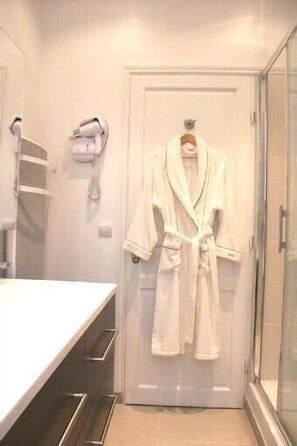 Douche, sèche-cheveux, bidet, serviettes fournies