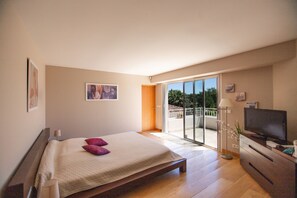 5 Schlafzimmer, Zimmersafe, Schreibtisch, Bügeleisen/Bügelbrett