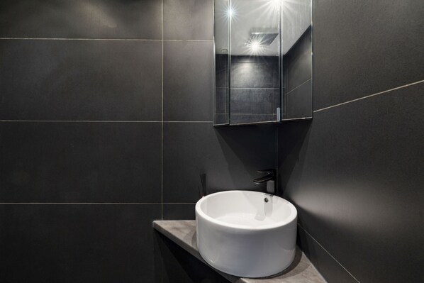 Shower, hair dryer, towels - Show Room, 2BR/2BA, 6 people (París)