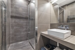 Shower, hair dryer, towels - Show Room, 2BR/2BA, 6 people (París)