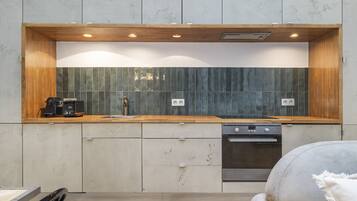 Een koelkast, een microgolfoven, een oven