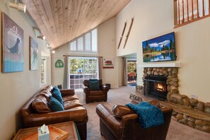 Televisión y chimenea 