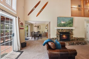 Televisión y chimenea 