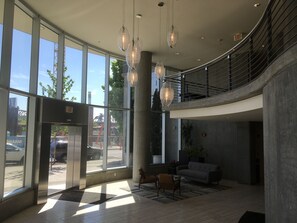 Lobby - Pearl Pad: Enjoy River, Shopping, Dining.  Balcony, Garage  and free EV chging! (Portland)