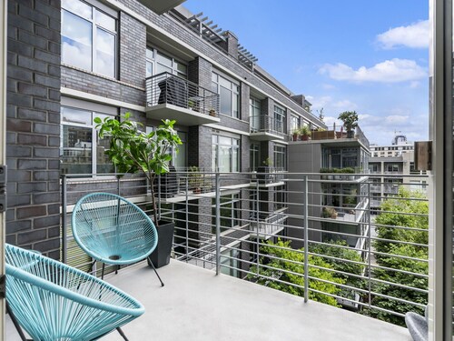 Pearl Pad: Enjoy River, Shopping, Dining.  Balcony, Garage  and free EV chging!