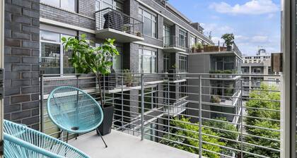 Pearl Pad: Enjoy River, Shopping, Dining. Balcony, Garage and free EV chging!