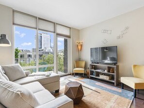 Tv, böcker, ett filmbibliotek och en stereo