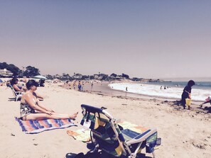 In Strandnähe, Liegestühle, Strandtücher