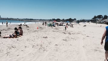 Beach nearby, sun-loungers, beach towels