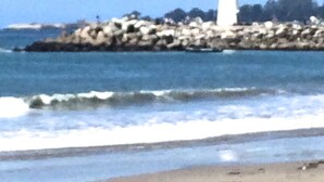 Un faro en un promontorio rocoso junto al mar.