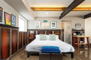 5 makuuhuonetta, tallelokero huoneessa, työpöytä, silitysrauta/-lauta