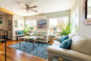 TV connectée, cheminée, table de tennis de table, livres