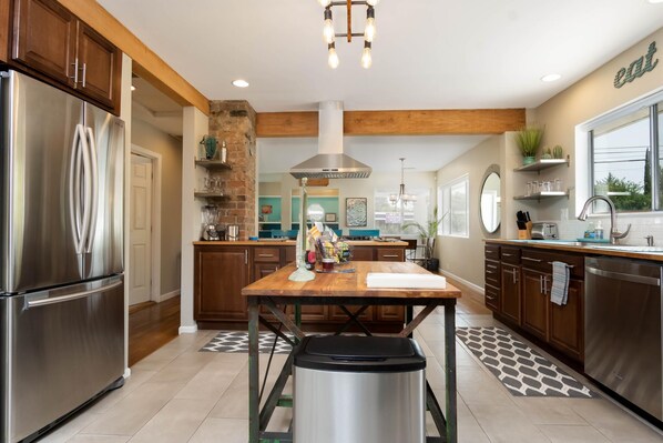 Jääkaappi, mikroaaltouuni, uuni, liesi