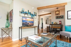 Älytelevisio, takka, pöytätennispöytä, kirjoja