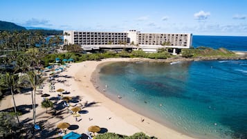 Plage, chaises longues, serviettes de plage