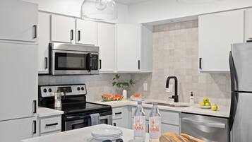 Jääkaappi, mikroaaltouuni, uuni, liesi