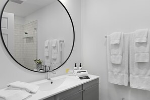 Secador de cabelo, toalhas de banho
