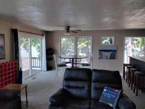 Smart TV, chimenea, reproductor de DVD y libros 