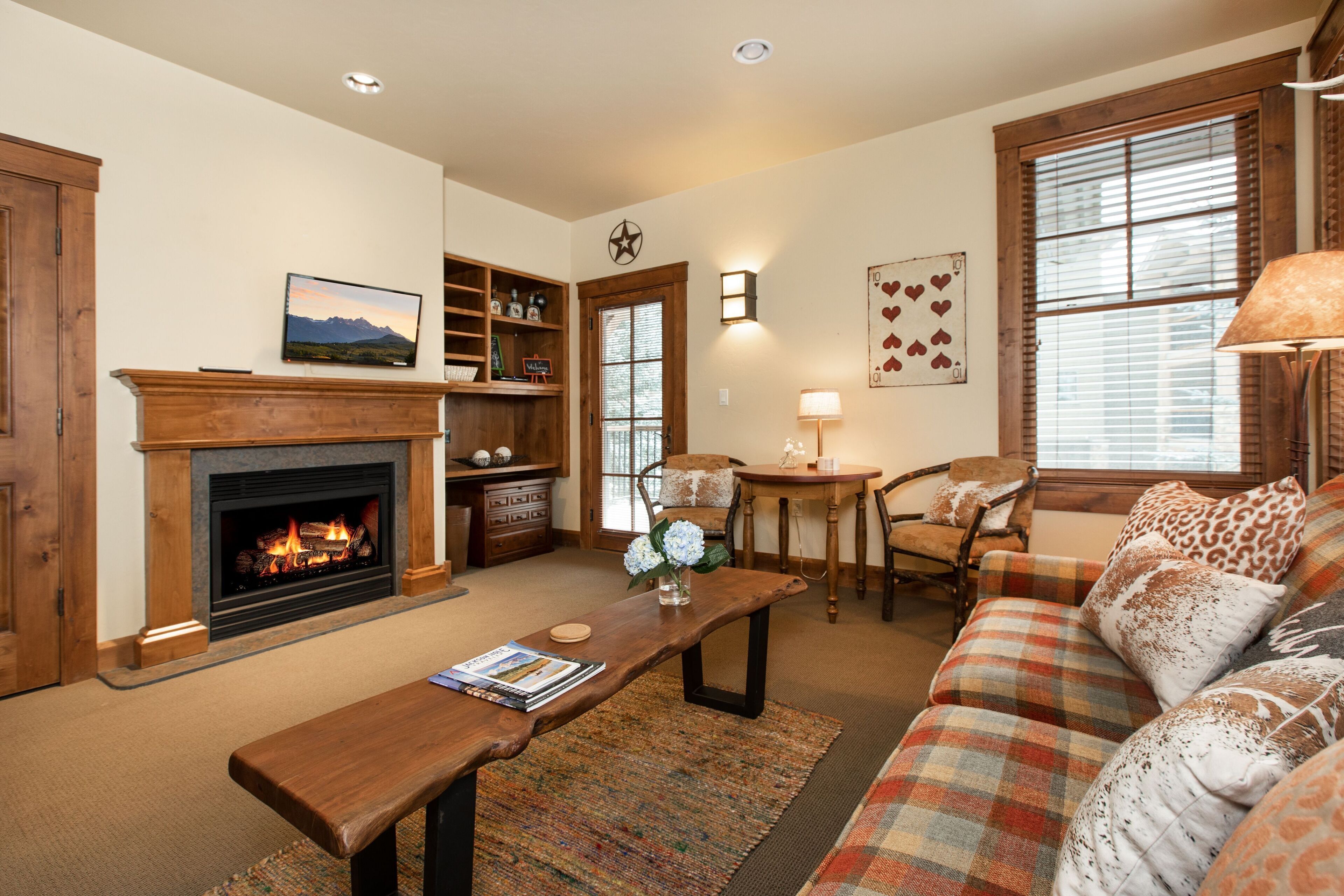 TV, fireplace